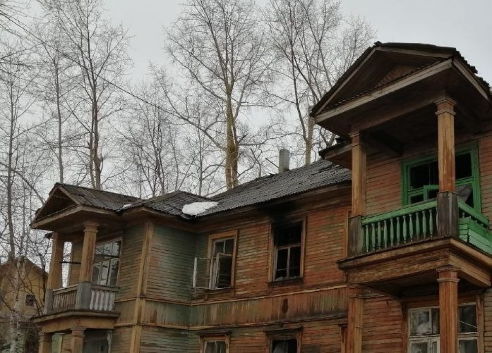 Ночью в Северодвинске горел нежилой деревянный дом